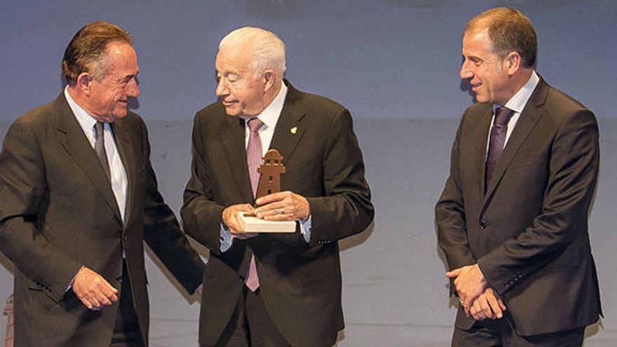 Enrique Rico y Enrique Jorge Rico en el escenario acompañados por el presidente de la Cámara de Comercio de Alicante, Juan Bautista Riera