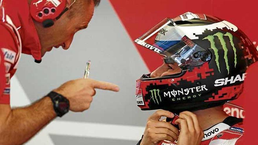 Jorge Lorenzo recibe instrucciones de un técnico de Ducati.