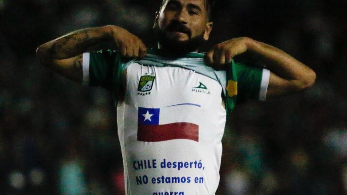 Jean Meneses mandando su aliento a Chile desde la Liga MX