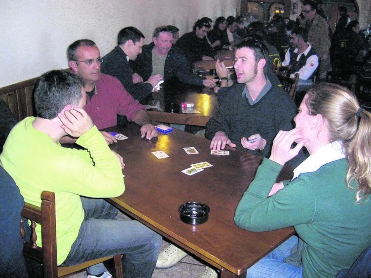 Jaume Obrador muestra la versión para dispositivo móvil y para  ordenador  del juego. |  J.O.