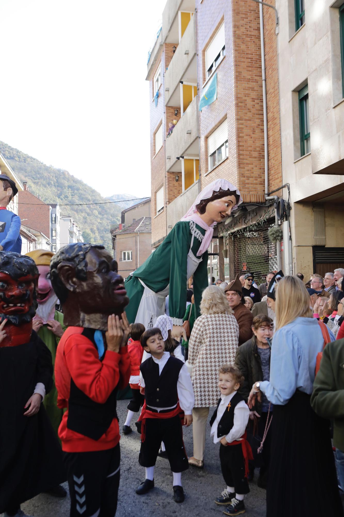 EN IMÁGENES: La localidad allerana de Moreda celebra San Martín, la fiesta de los Humanitarios