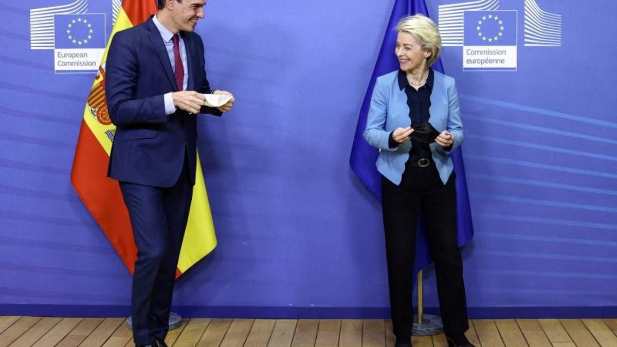 El presidente del Gobierno, Pedro Sánchez, y la presidenta de la Comisión Europea, Ursula von der Leyen, el pasado 21 de marzo de 2022 antes de su reunión en Bruselas.