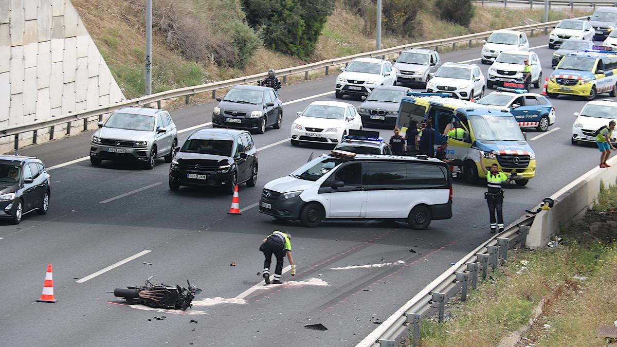 Un motorista muere en un accidente en la A-2 en Sant Joan Despí