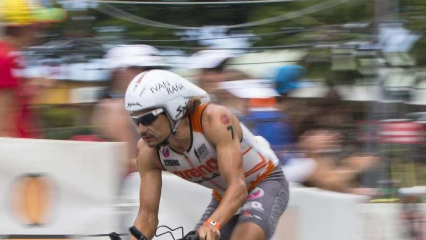 Iván Raña, en el segmento de bicicleta, durante una de sus participaciones en Hawai. // Bruce Omori