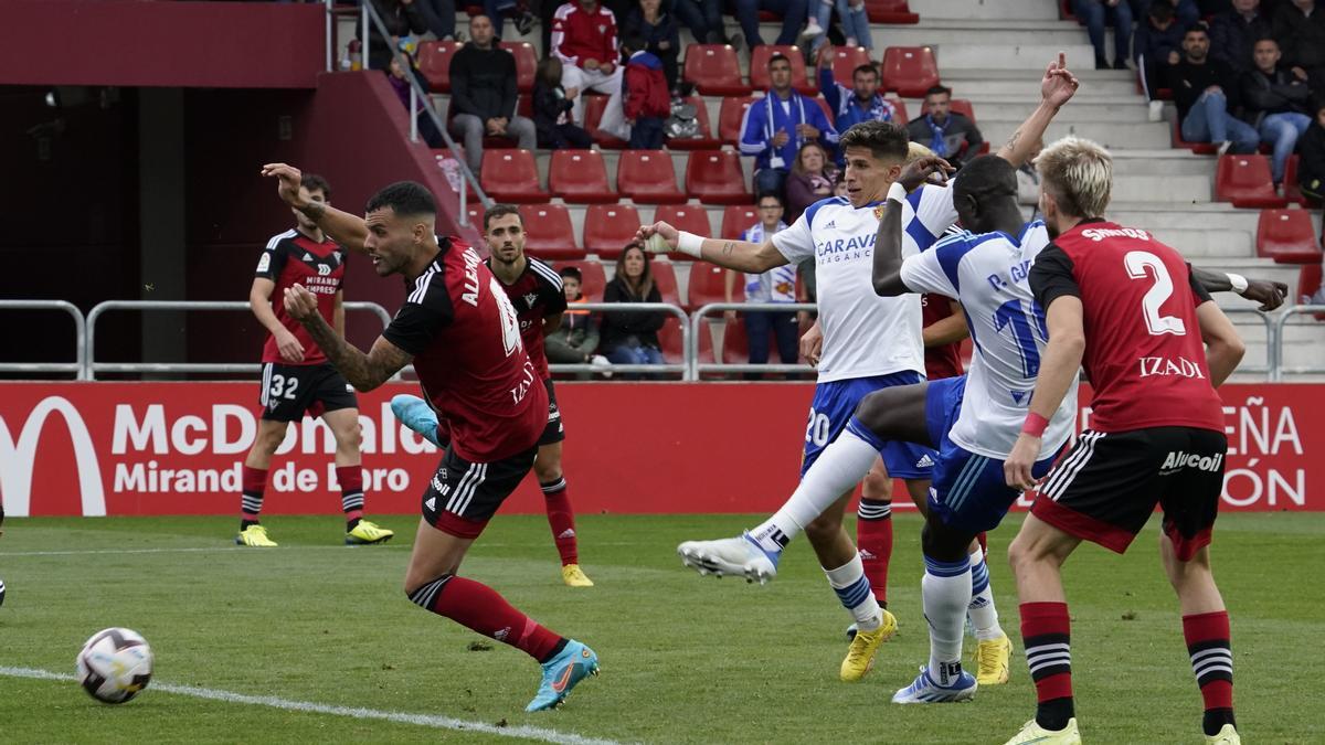 Gueye dispara a puerta en el tramo final del partido del pasado sábado en Anduva.