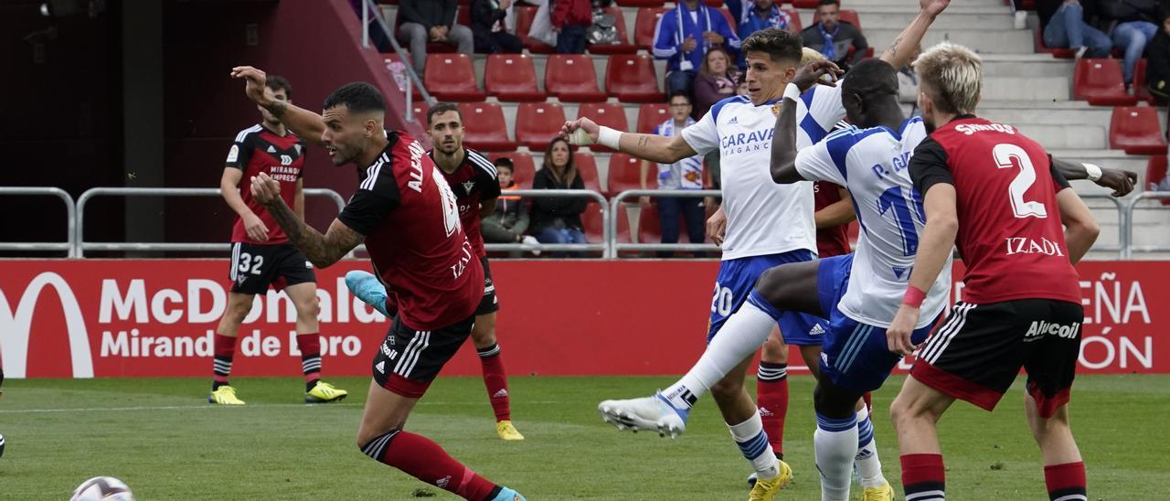 Gueye dispara a puerta en el tramo final del partido del pasado sábado en Anduva.