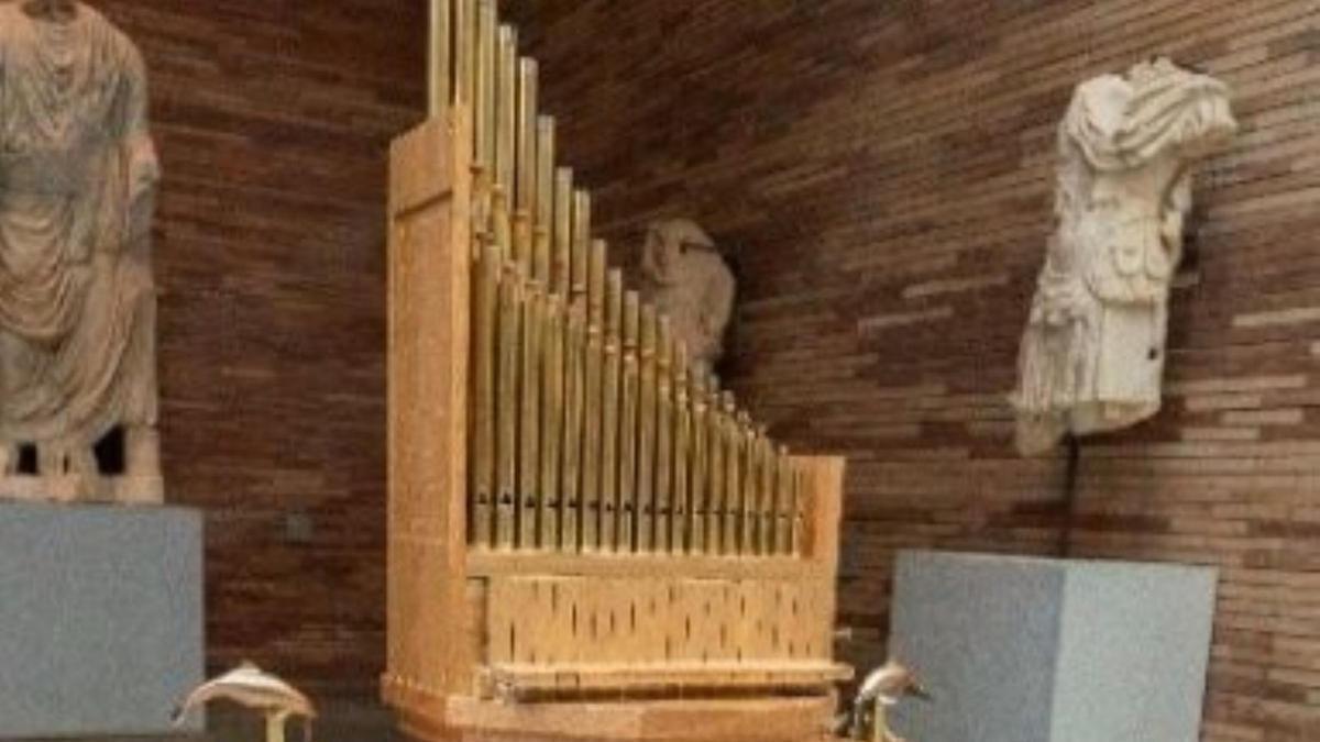 Reproducción del 'hydraulis', el órgano hidráulico considerado el primer instrumento de teclado de la historia, expuesto en el MNAR de Mérida.
