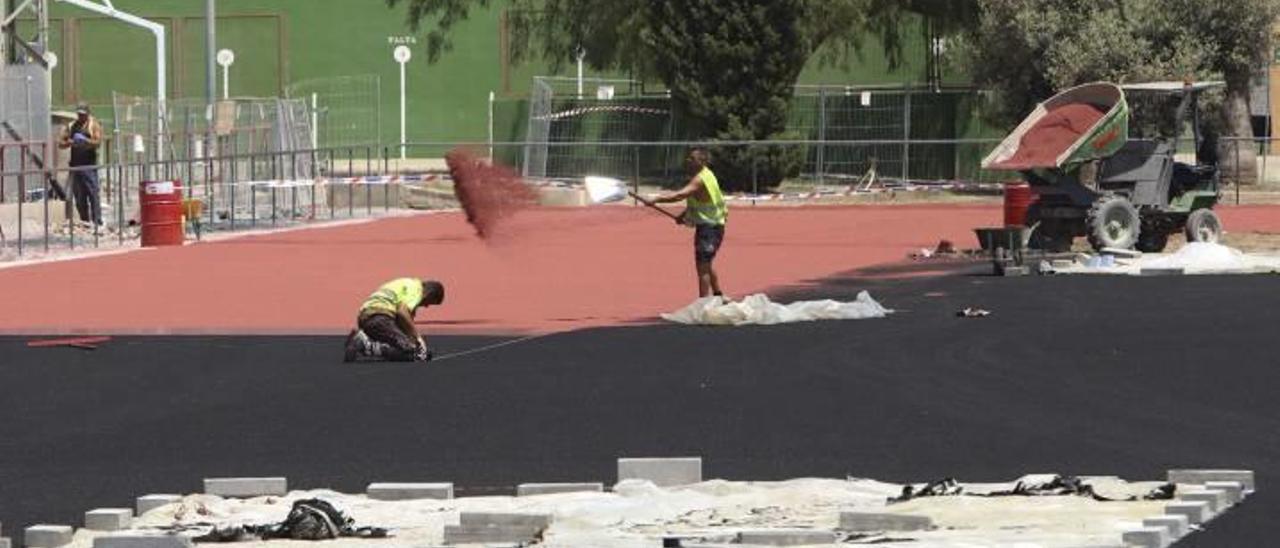 Estado en el que se encontraban ayer las obras de la pista de atletismo de Sagunt.