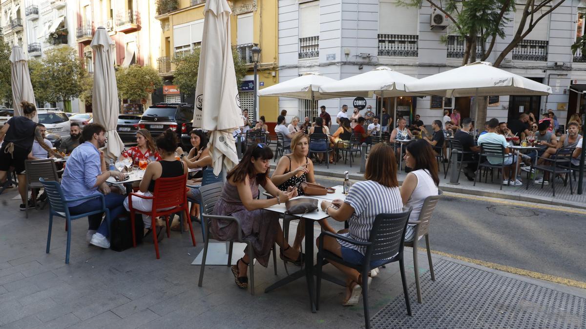 Terrazas en el barrio de Russafa de València.