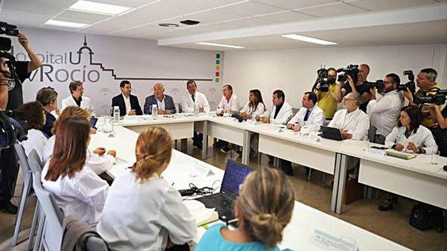 El presidente de la Junta, Juanma Moreno, y el consejero Jesús Aguirre, ayer, con sanitarios que atienden el brote.