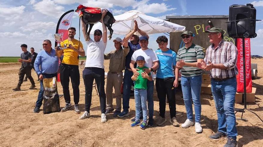 Los representantes de la galga campeona.