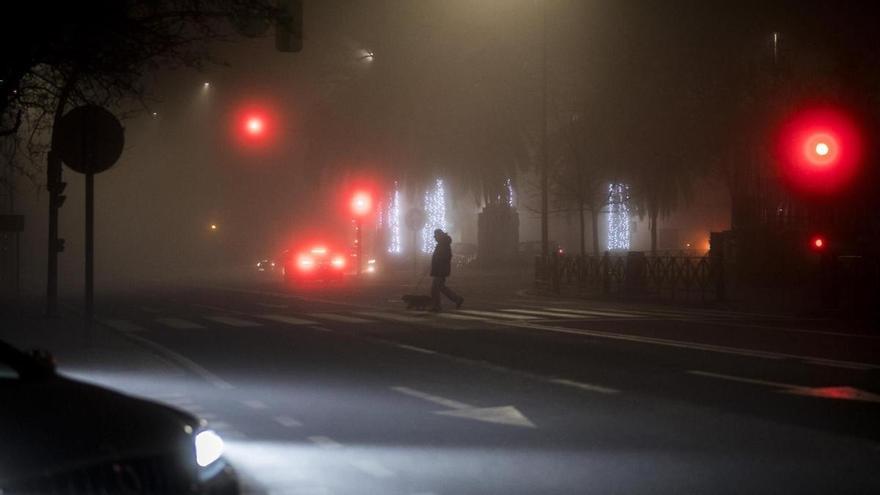 Dificultades en el tráfico por bancos de niebla en el puente de Año Nuevo