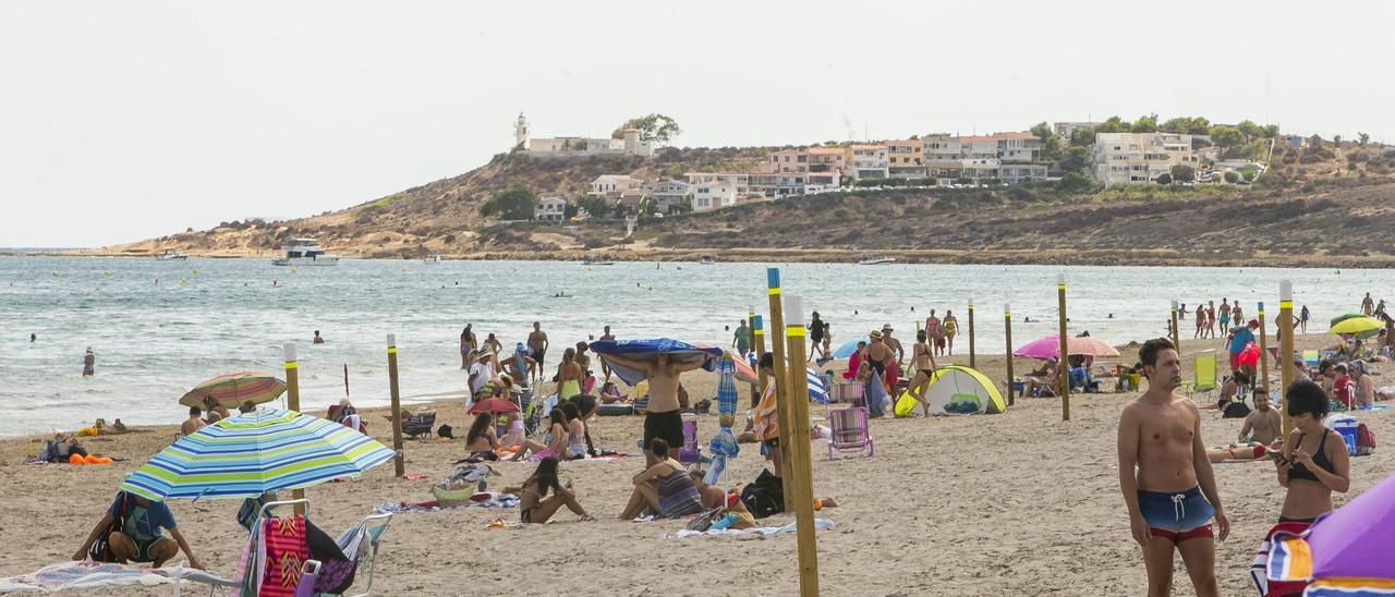 Socorristas solo en la mitad de la playa de San Juan y El Postiguet a pesar del tiempo veraniego