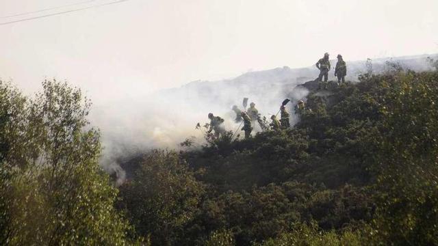 Incendio en el monte comunal de Asorei, en Vila de Cruces. // Bernabé/Javier Lalín