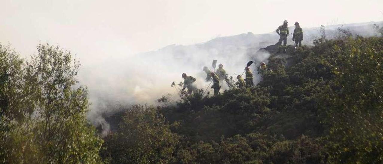 Incendio en el monte comunal de Asorei, en Vila de Cruces. // Bernabé/Javier Lalín