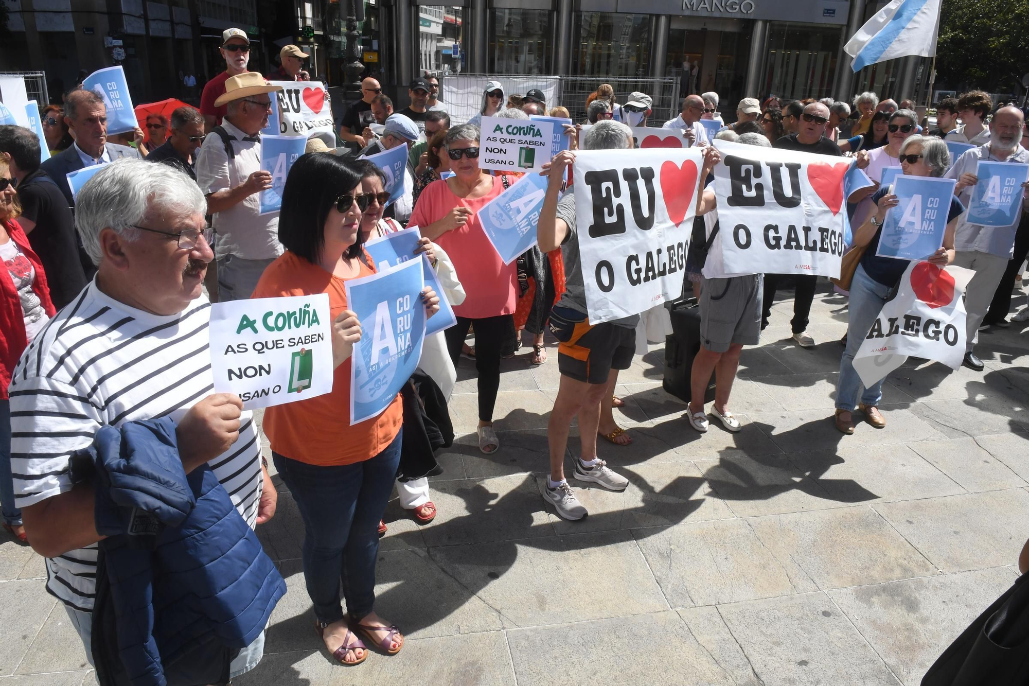 Concentración para mantener los topónimos en gallego