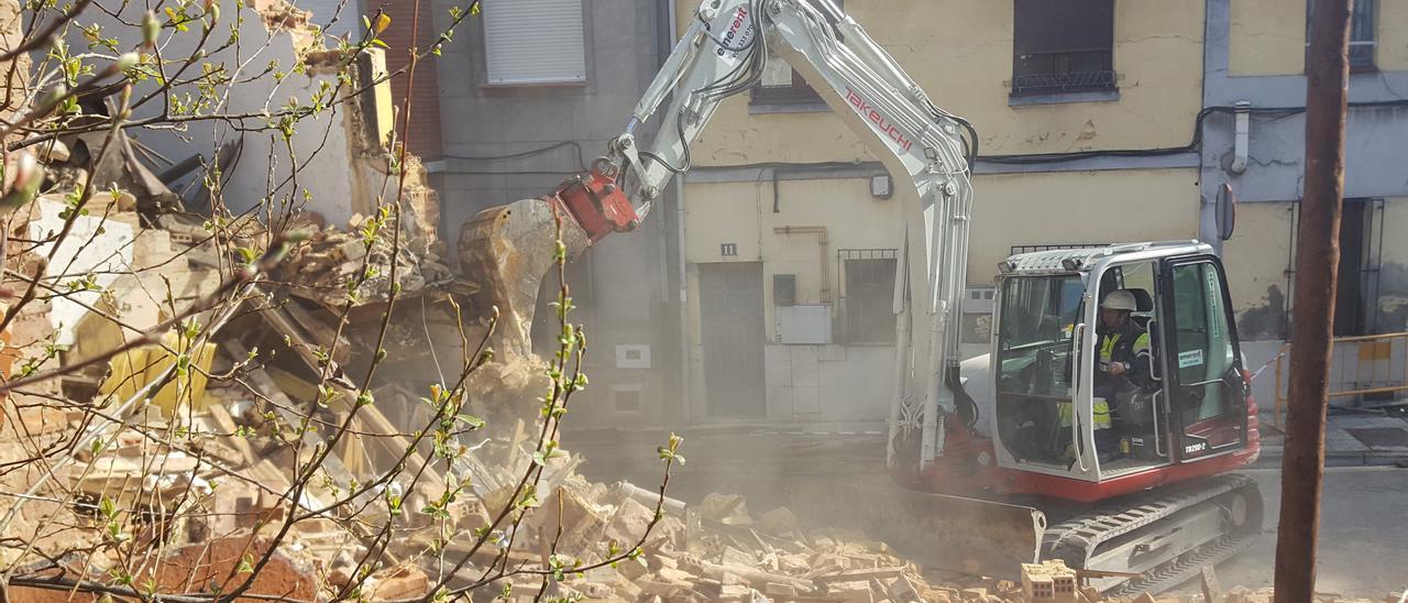 Obras de derribo del edificio en ruinas ubicado en Ciaño. | L. M. D.