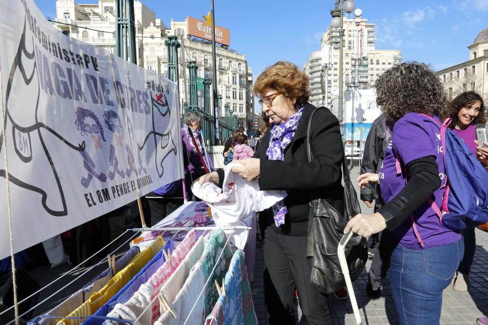 Manifestantes recorren la calle Colón.