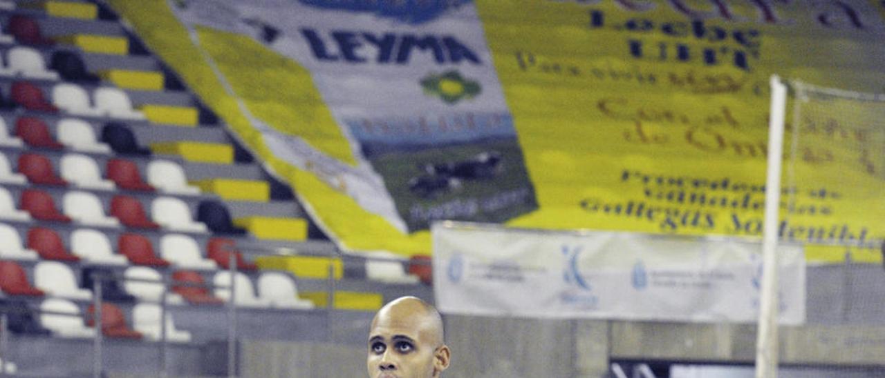 Rowley, en la línea de tiros libres del Palacio de los Deportes de Riazor. // Víctor Echave