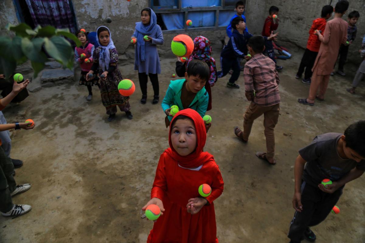 Unas hermanas afganas enseñan el arte del circo a niños en Kabul