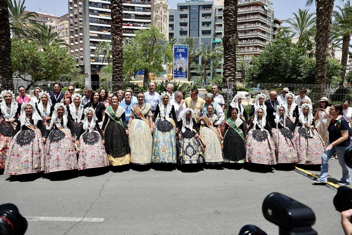 La comitiva fallera se estrena en Alicante con la mascletà de Mediterráneo