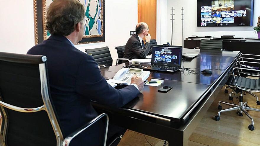 Feijóo, con el titular de Sanidade, Jesús Vázquez Almuíña, durante la reunión del comité clínico.