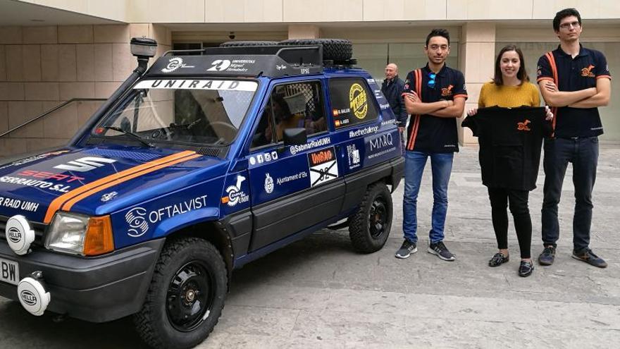 El equipo del rally solidario reparte 60 kilogramos de material en su aventura por el desierto