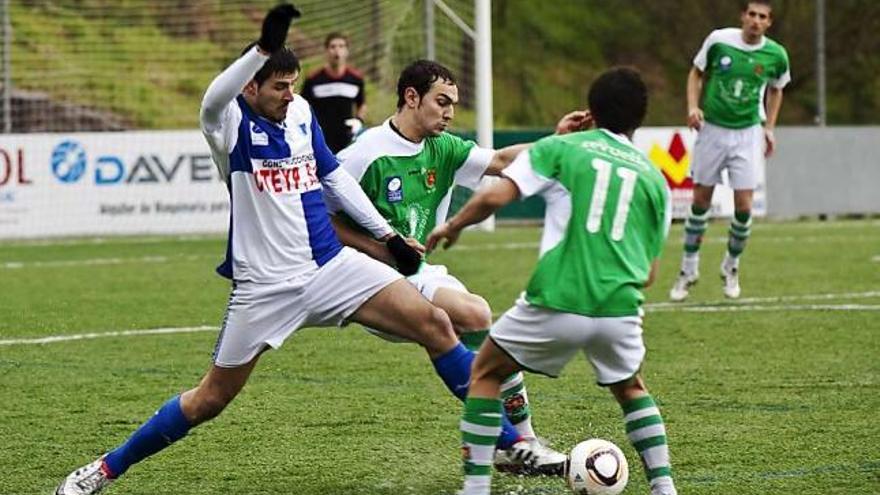 El jugador del Tuilla Yoni pelea por un balón con los llaniscos Río y Jorgín.