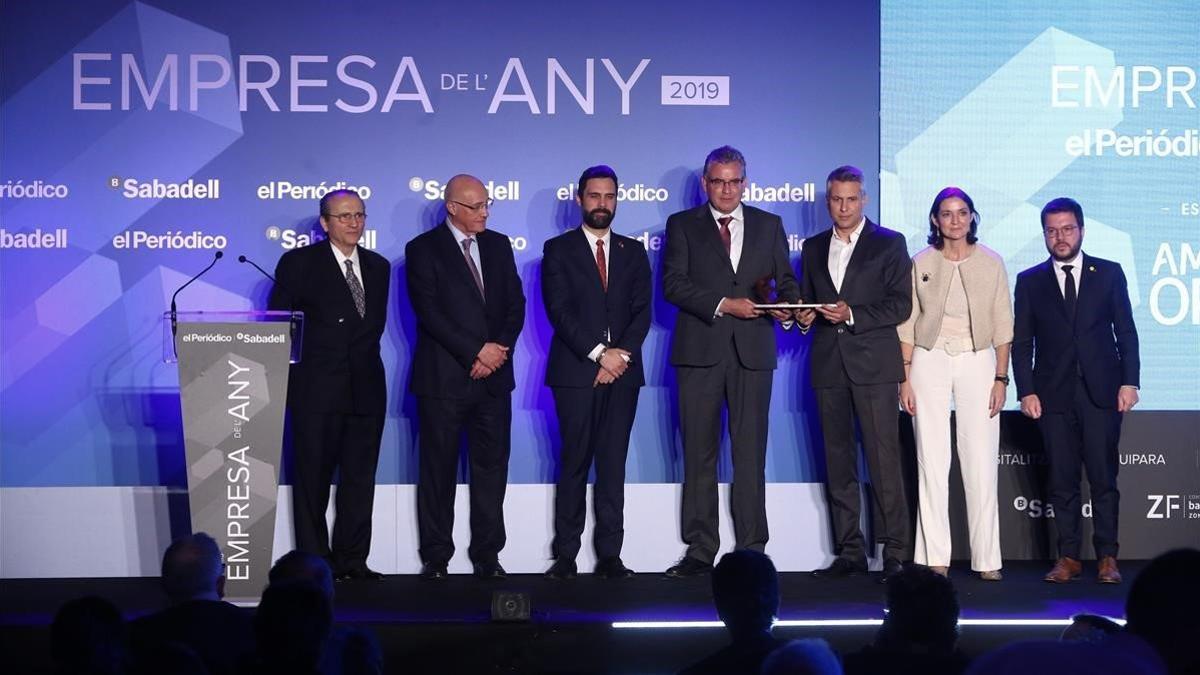 Josep y Jordi Ametller reciben el galardón de Empresa del Año entregado por Reyes Maroto, Pere Aragonés, Javier Moll y Josep Oliu.