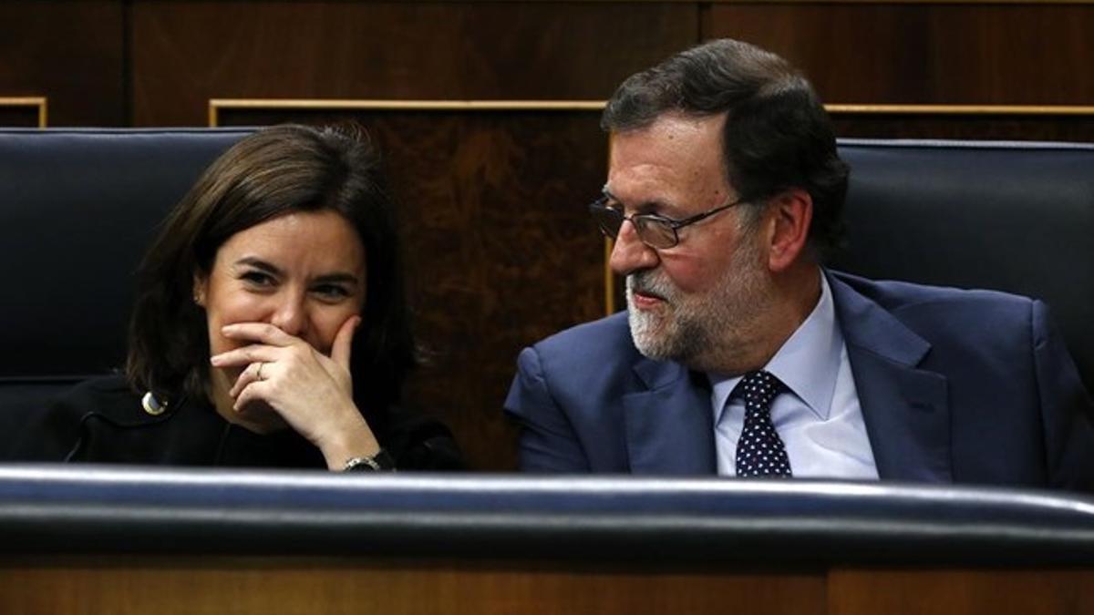 Mariano Rajoy y Soraya Sáenz de Santamaría siguen la intervención de Pedro Sánchez en el debate de investidura.
