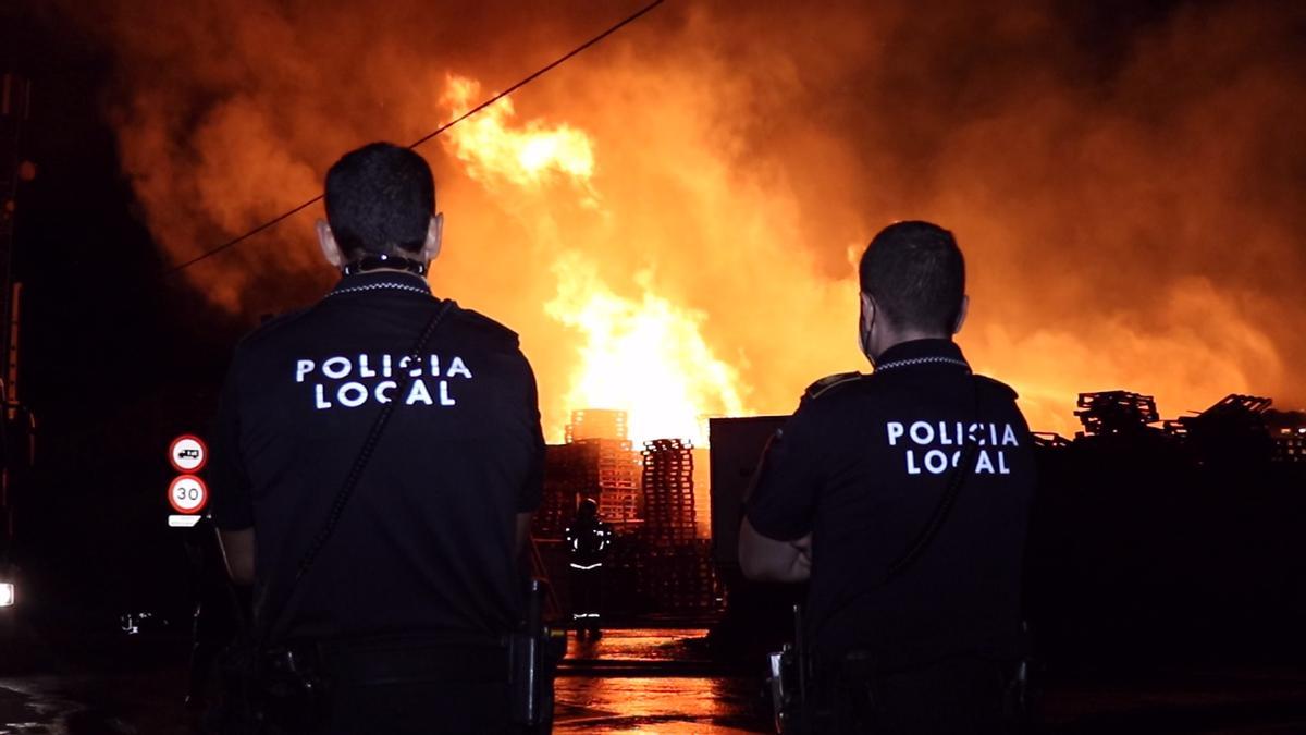 Arde una empresa de palets de madera en la Cañada del Fenollar