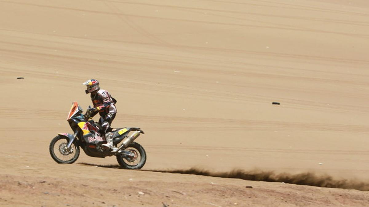 Cyril Despres llega al campamento de Iquique durante la novena etapa del Dakar 2012.