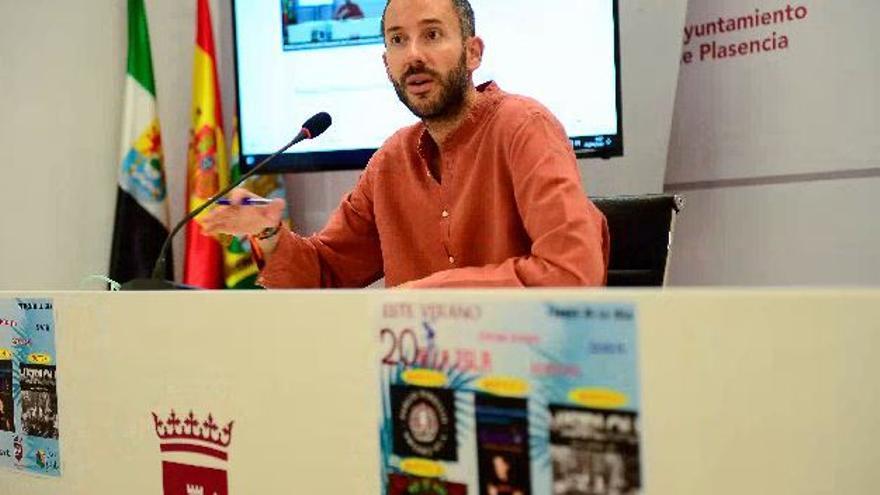 Luis Domingo Díaz Sánchez, concejal de Juventud, presentando las actividades en la rueda de prensa.