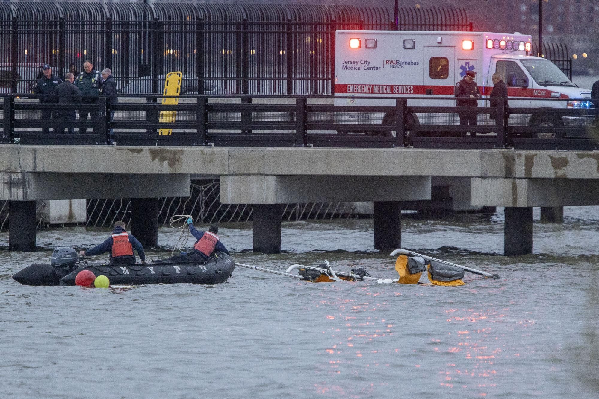 AME8067. NUEVA YORK (ESTADOS UNIDOS), 10/04/2025.- Personal de organismos de emergencia participan en las labores de rescate tras el accidente de un helicóptero este jueves, en el Río Hudson en Nueva York (Estados Unidos). Cinco españoles murieron al estrellarse un helicóptero en las aguas del río Hudson, según confirmó el alcalde de la ciudad, Eric Adams. Se trata de dos adultos y tres niños, al parecer de una misma familia, además del piloto. EFE/ Angel Colmenares