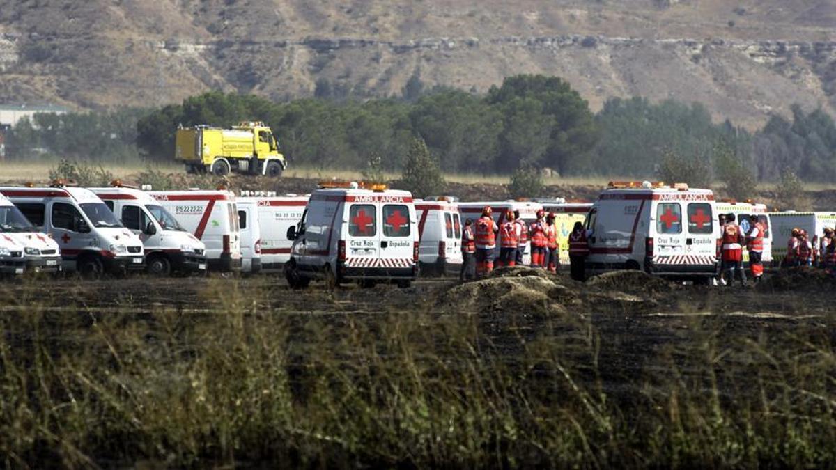 Colapso de las ambulancias tras el accidente de un avión de Spanair en el aeropuerto de Barajas.