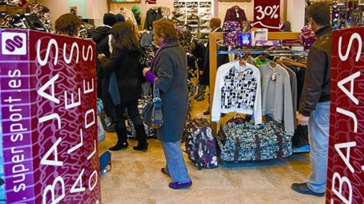 Una tienda del centro comercial de Glòries abierta en domingo, en enero del 2010.