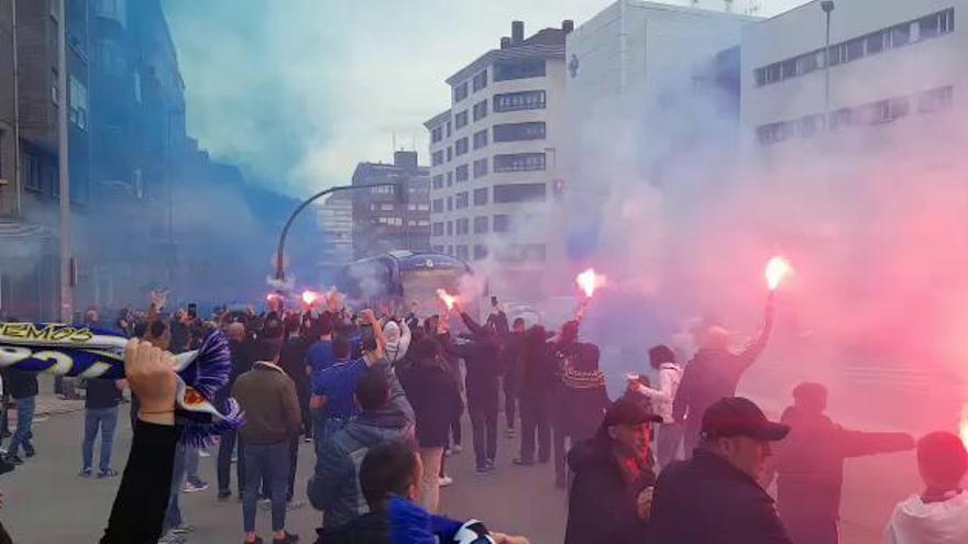 El Oviedo, alentado con cánticos y bengalas antes de llegar al Tartiere