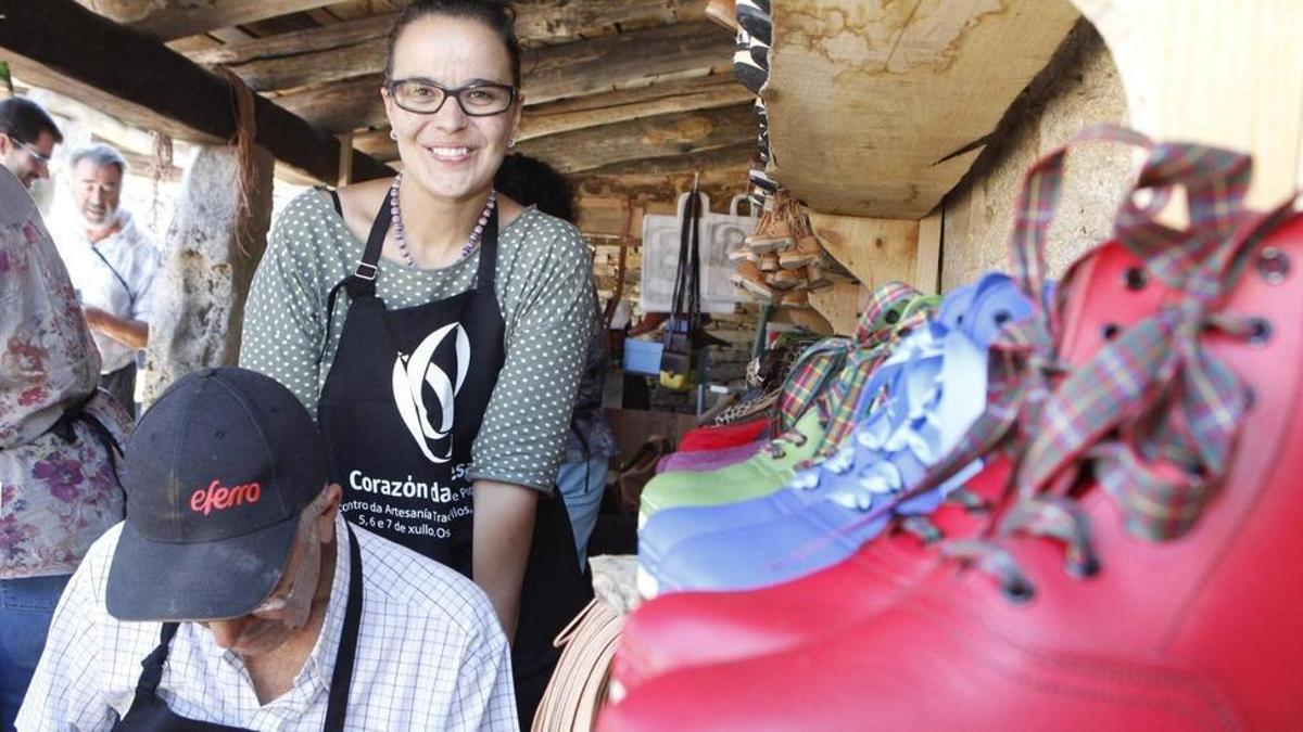 Elena Ferro, con sus zuecos, en un encuentro de artesanía.