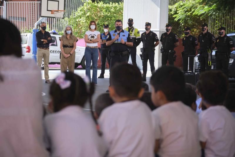 Presentación de la nueva cachorra del grupo de guías caninos de la Policía Local de Santa Cruz de Tenerife