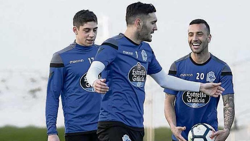 Valverde, Lucas y Guilherme, junto a Seedorf durante el entrenamiento de ayer por la tarde en Valdebebas.