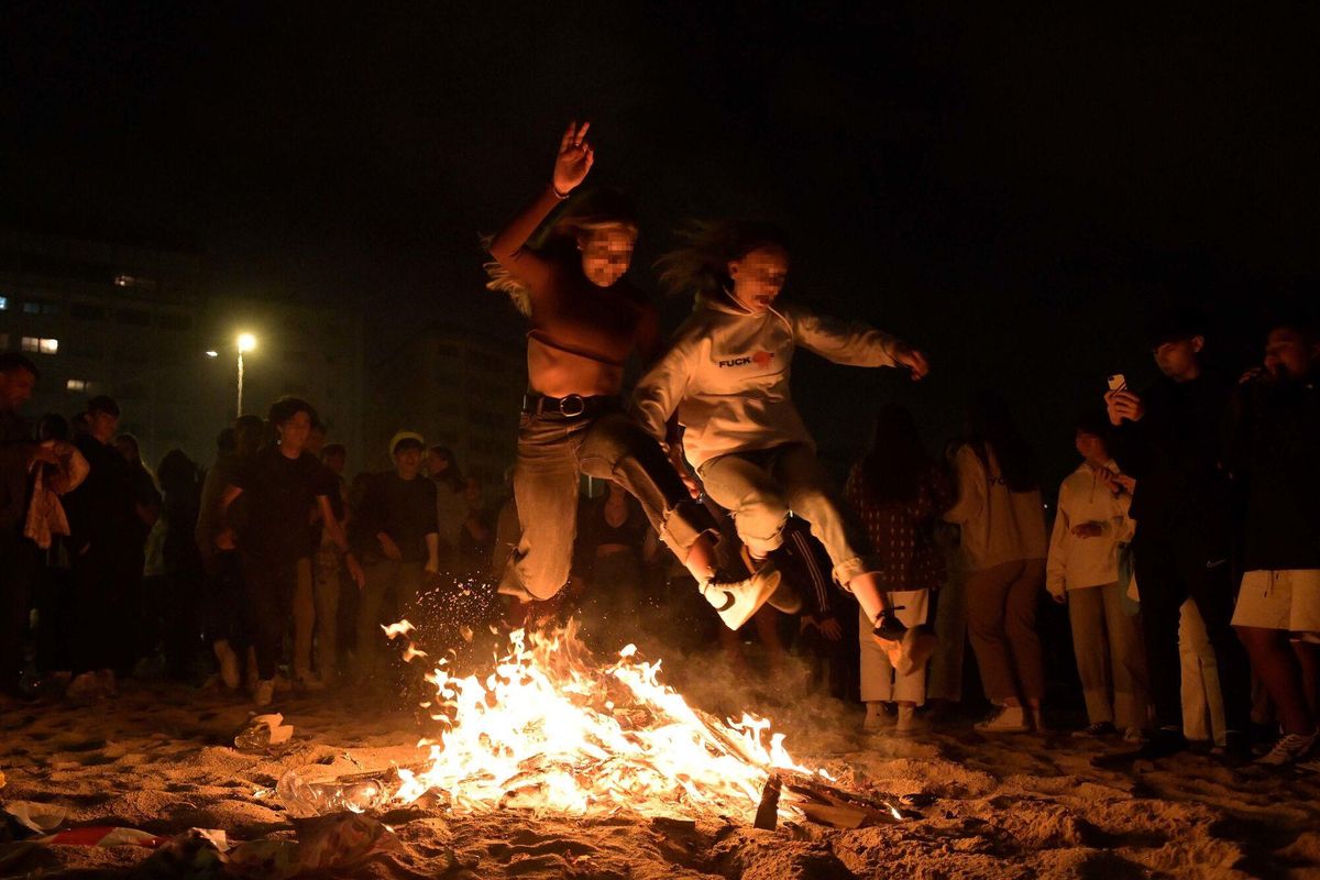 24/06/2022 Varios jóvenes saltan una hoguera en la Noche de San Juan, a 23 de junio de 2022, en A Coruña, Galicia (España). La tradicional fiesta de San Juan recupera este 2022 la normalidad, tras los condicionantes impuestos por la pandemia, con la posibilidad de hacerlas ya en las playas y con propuestas como 'puntos violeta' para prestar asesoramiento y asistencia en casos de posible violencia machista. La Noche de San Juan representa una fiesta pagana de culto al Sol, en homenaje a los tiempos de cosecha y como un elemento purificador. La fiesta se celebra cada año del 23 al 24 de junio en torno al fuego y las hogueras. SOCIEDAD M. Dylan - Europa Press