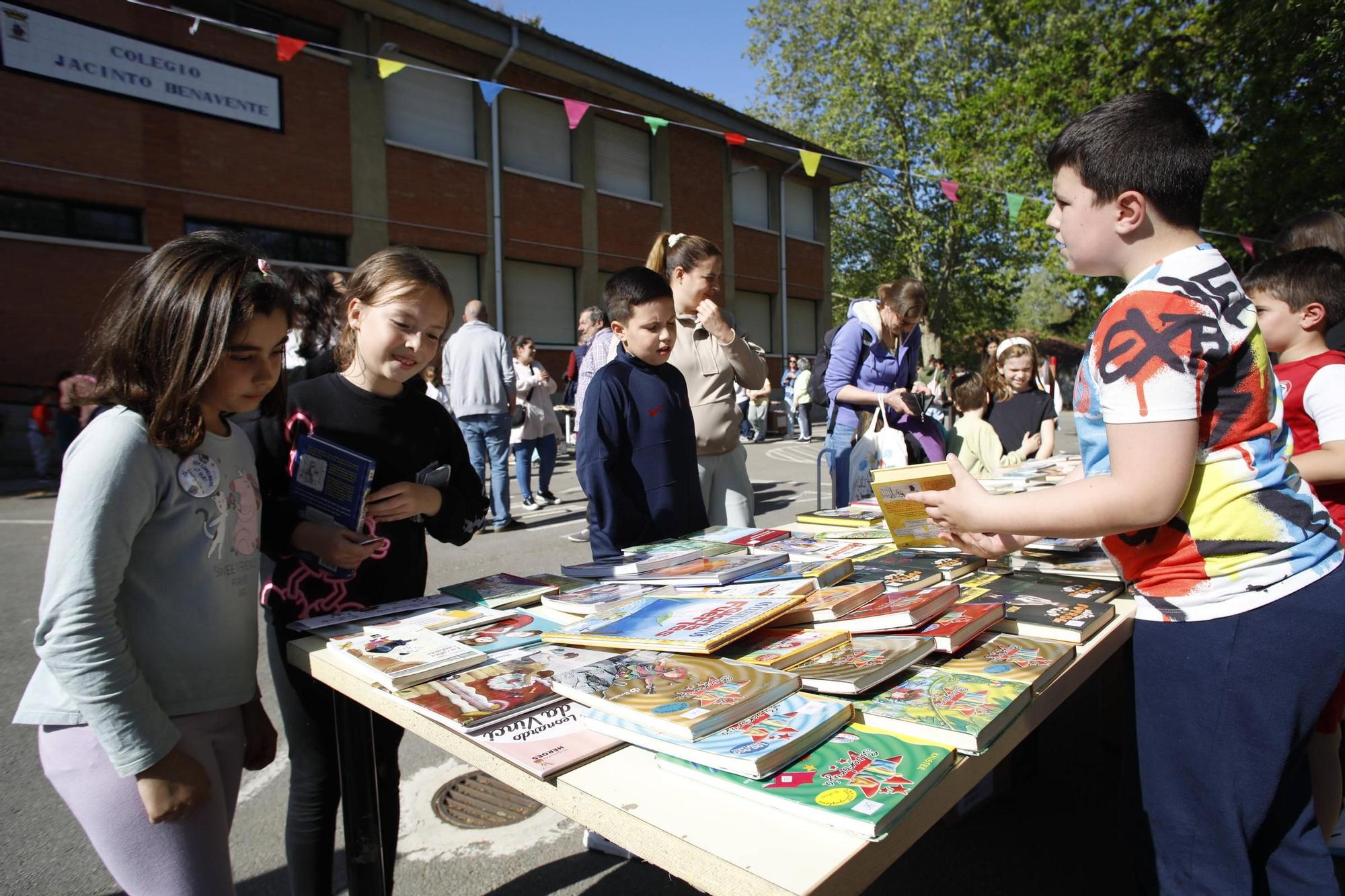 En imágenes: El colegio Jacinto Benavente disfruta de su primera feria del libro