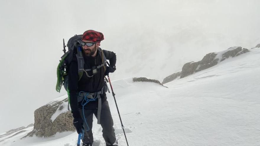 El altoaragonés, en la imagen en el Aneto, se atreve con el alpinismo, el esquí de montaña, la bicicleta y ahora con las ‘ultra trails’.