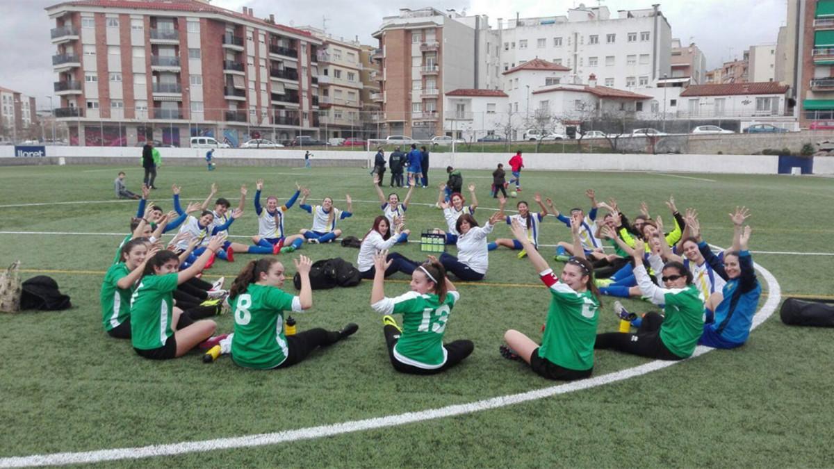 Las jugadoras de ambos equipos hicieron una sentada para mostrar su desacuerdo