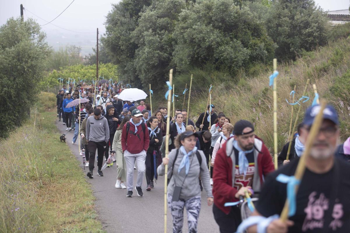 Romeros y romeras en la subida a Santa Anna, este jueves en la Llosa de Ranes.