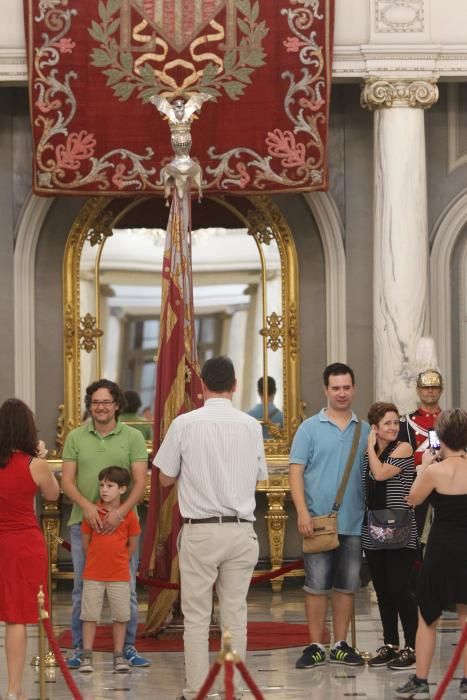 Visita a la Real Senyera en el Ayuntamiento