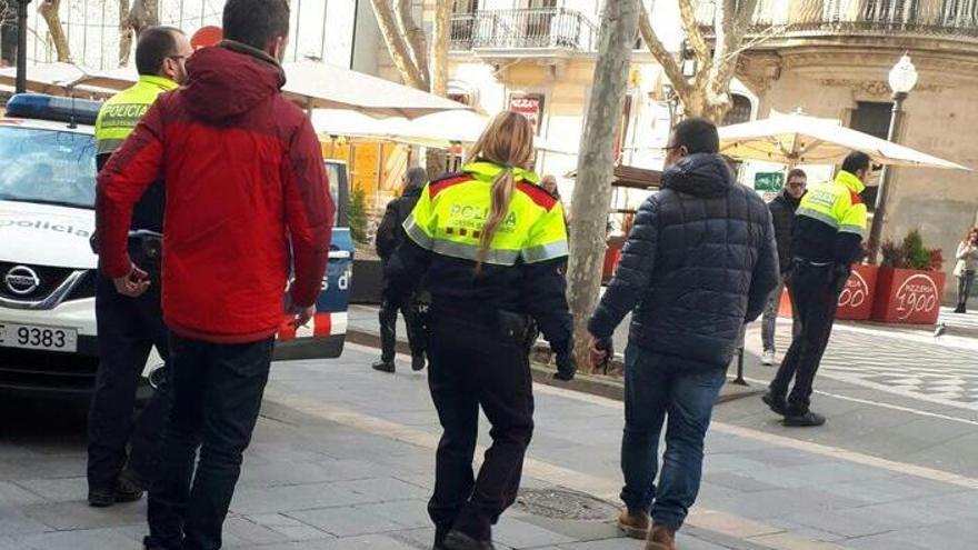 Moment de la detenció de Garcés (d&#039;esquena, de vermell), aquest dimecres al matí