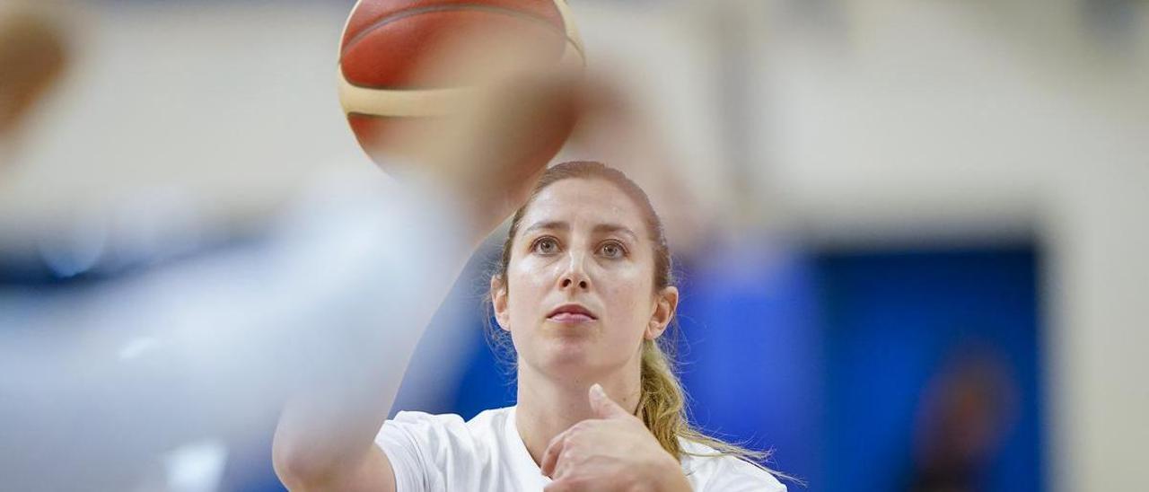 Leonor Rodríguez durante la rueda de calentamiento del partido entre España y Bélgica