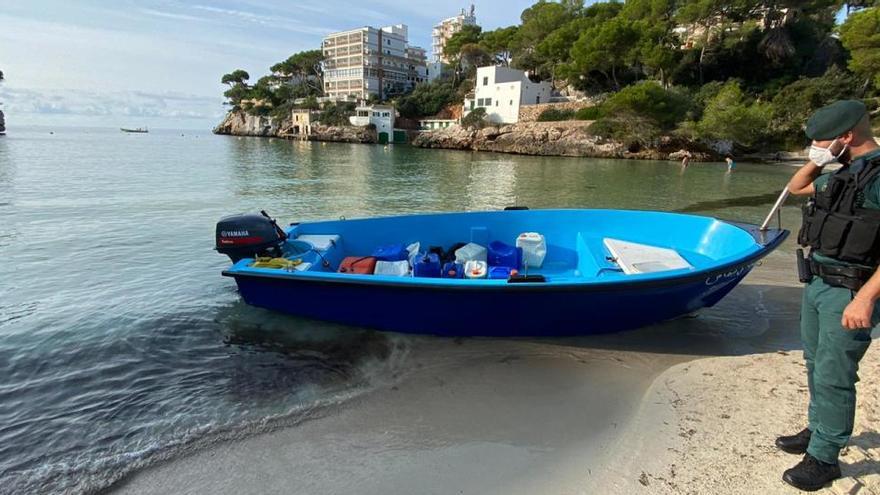Ein im September von den Sicherheitskräften in Cala Llombards aufgefundenes Migranten-Boot
