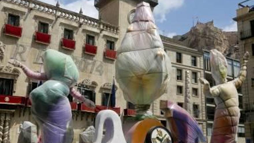 En la plaza del Ayuntamiento se ve la base de la Oficial Esencia